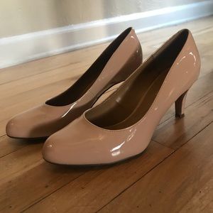 Clarks nude patent leather heels